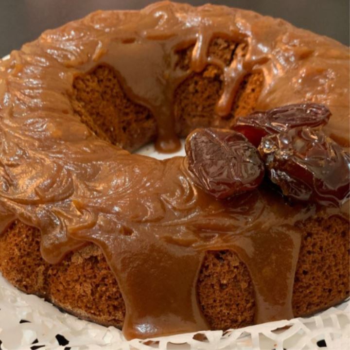 Date cake with toffee sauce